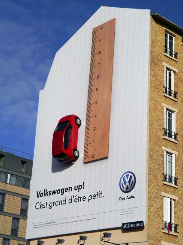 フォルクスワーゲンの屋外広告。キャッチフレーズの「小さいことは素晴らしいことだ。」が見事に表現されています。≪フランス≫