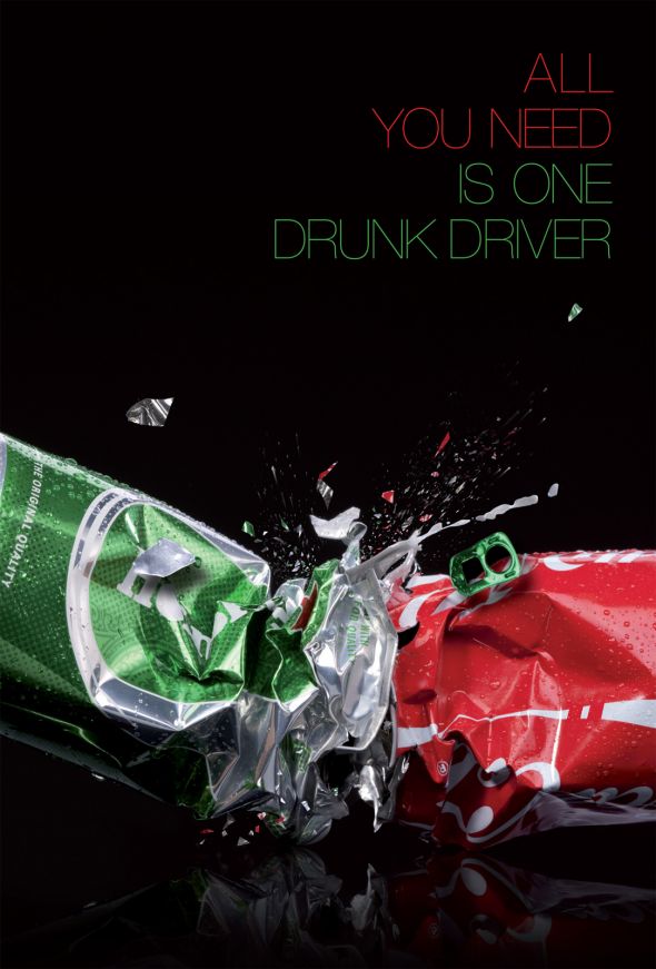 広告代理店が制作した交通安全を呼びかけるポスター。ドライバーを想起させるビールとコーラが衝突したようです。≪イスラエル≫