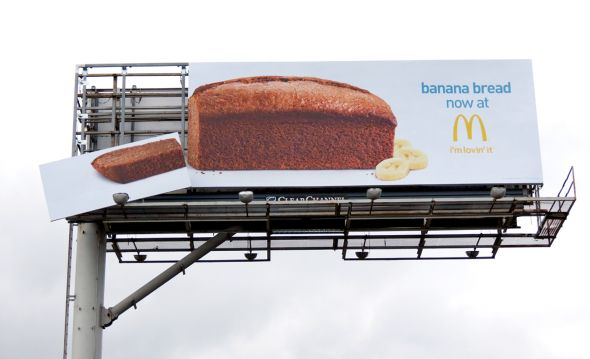 マクドナルド、バナナブレッドの屋外広告。思わず、看板ごとカットしてしまったようですね。≪米国≫