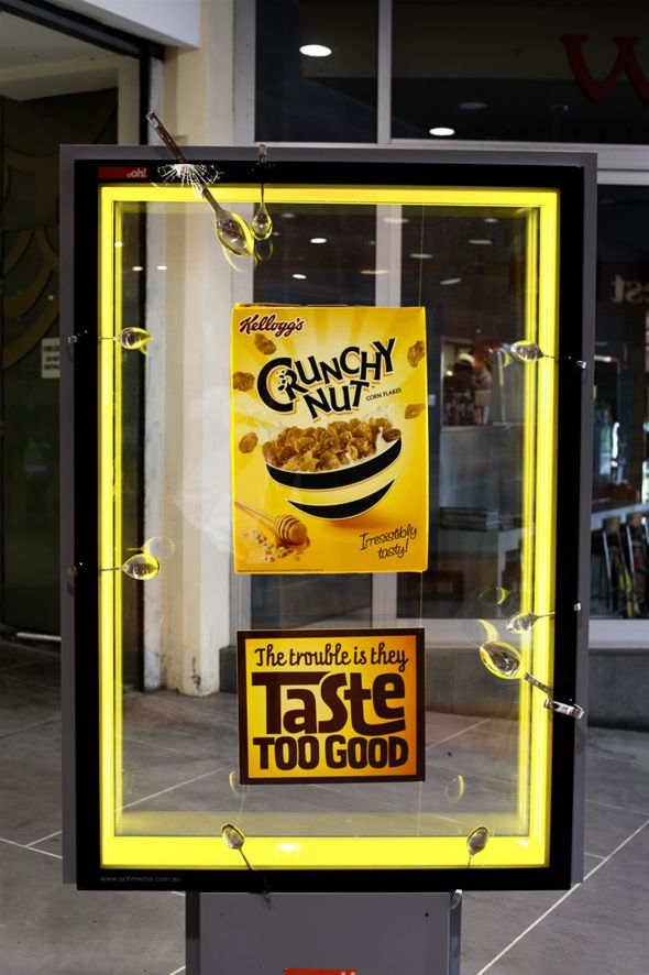ケロッグの屋外広告。あまりにも美味しそうなので、広告の外からスプーンで狙われたようです。≪オーストラリア≫