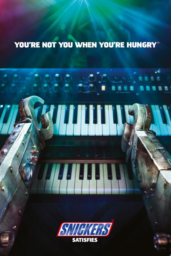 スニッカーズのポスター。「空腹時のあなたは別人だ」なるほど、これでは演奏ができないですね。≪ロシア≫