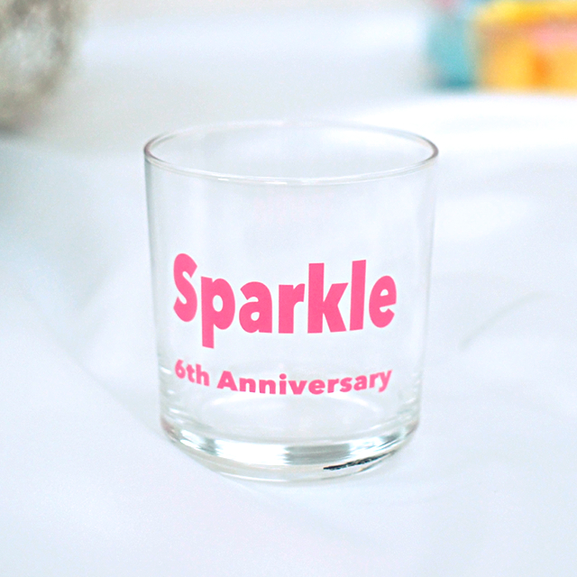 ノベルティグッズ名入れ制作事例：西条市のスナックラウンジが6周年の記念グラスを制作